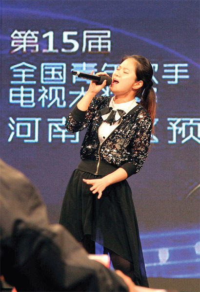 選手們演唱很賣力，要把最好的一面展現(xiàn)給評(píng)委