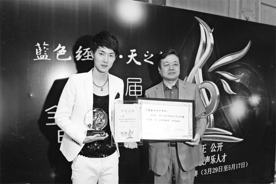 王晰領(lǐng)取流行組冠軍獎(jiǎng)，河南電視臺(tái)藝術(shù)總監(jiān)李暄代表河南電視臺(tái)領(lǐng)取第15屆青歌賽團(tuán)體獎(jiǎng)