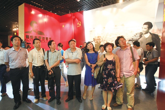 河南電視臺、河南人民廣播電臺、河南省詩歌學會的專家、詩人、記者等數(shù)十人赴蘭考焦裕祿紀念園采風學習