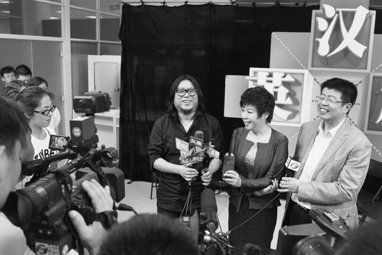 節(jié)目嘉賓高曉松、于丹、張頤武接受采訪