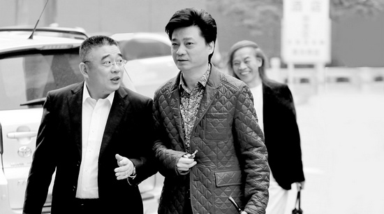 錢文忠（左）、小崔、蔡志忠（后）三位大咖步入錄制現(xiàn)場(chǎng)