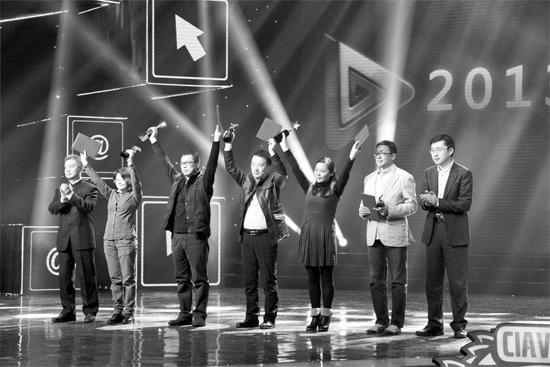 《留言》導(dǎo)演孫曉暉（左三）現(xiàn)場領(lǐng)獎(jiǎng) 河南電視臺(tái)供圖