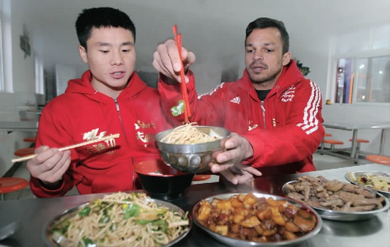 　約瑟夫一再表示食堂大師傅飯菜做得很好，他的筷子已經(jīng)用得很熟練了