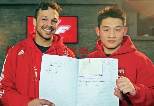 　　約瑟夫手繪了每個(gè)選手的肖像，認(rèn)認(rèn)真真地用字母拼寫出選手的中文名字附注?！翱矗@個(gè)是鄭召玉喲”