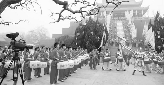 龍亭大殿臺階上的“盤鼓擂春” 龍亭大殿臺階上的“盤鼓擂春”