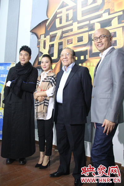 林依輪、李玲玉、楊洪基三位評委導(dǎo)師以及主持人孫國慶接受媒體采訪