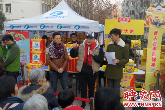 范軍、張竟達(dá)在社區(qū)與群眾親切互動(dòng)