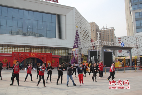 河南衛(wèi)視舉辦的“看大劇，送福利”活動 王志/攝