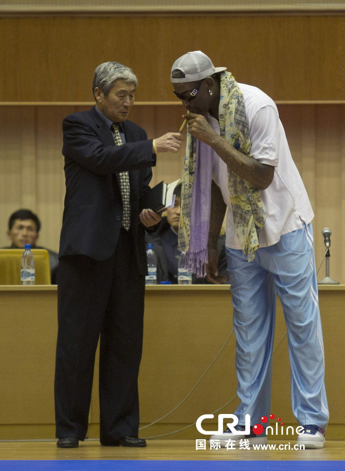 羅德曼備戰(zhàn)帶隊苦訓(xùn) 朝鮮官員為其點(diǎn)煙