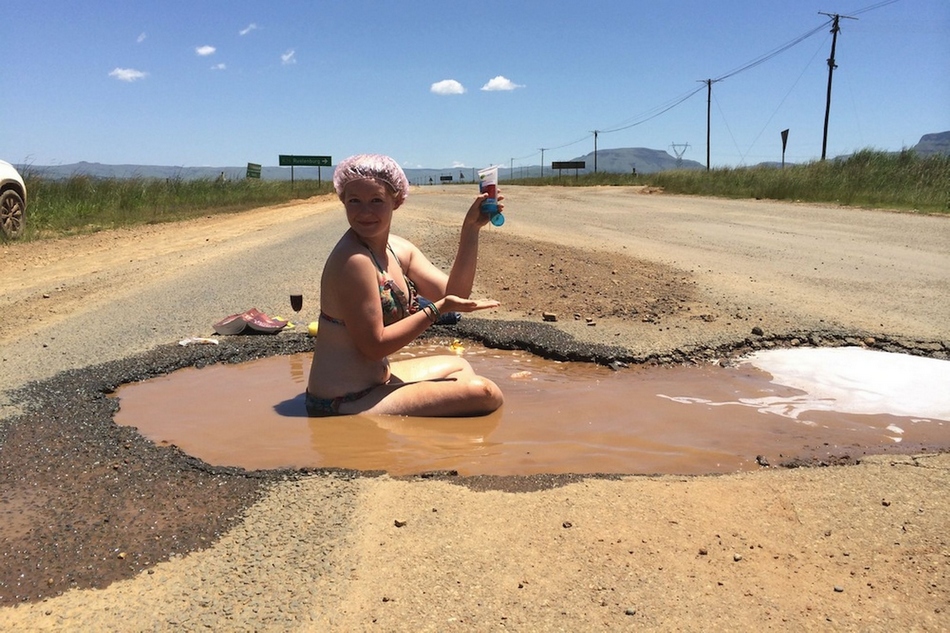 女教師坑中洗澡抗議糟糕路況 女教師坑中洗澡抗議糟糕路況