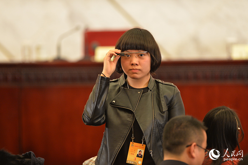 兩會(huì)記者配"采訪神器"