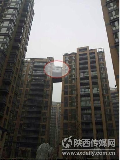 西安現(xiàn)最?！疤鞓颉?兩樓之間建起“空中走廊”