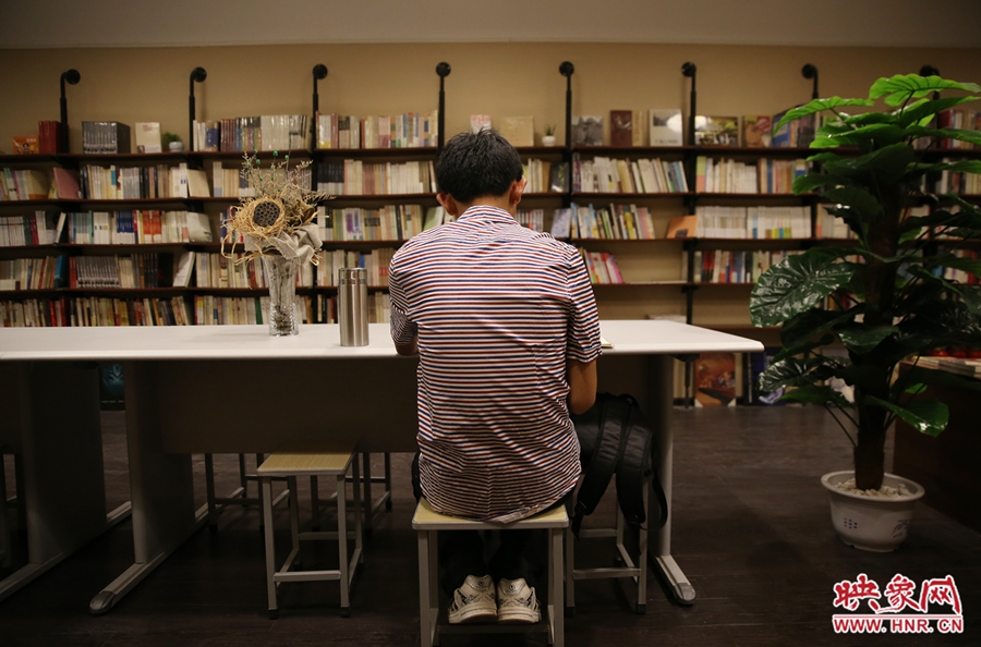 5月23日晚，鄭州一家24小時(shí)（周五、周六）書店?duì)I業(yè)。慕名而來的客人在看書。