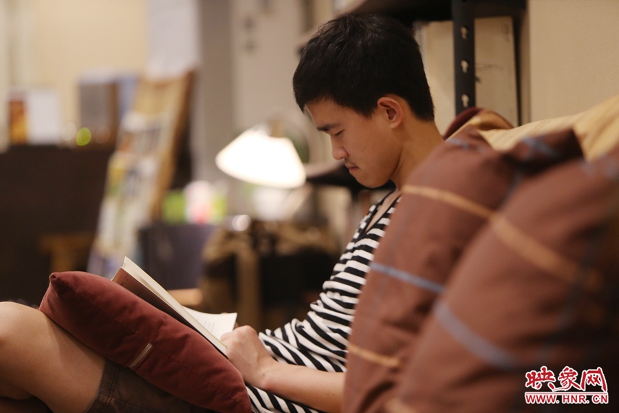 徐浩然，24歲，圖書編輯：在書店看紙質(zhì)書，意境會(huì)更深一些。