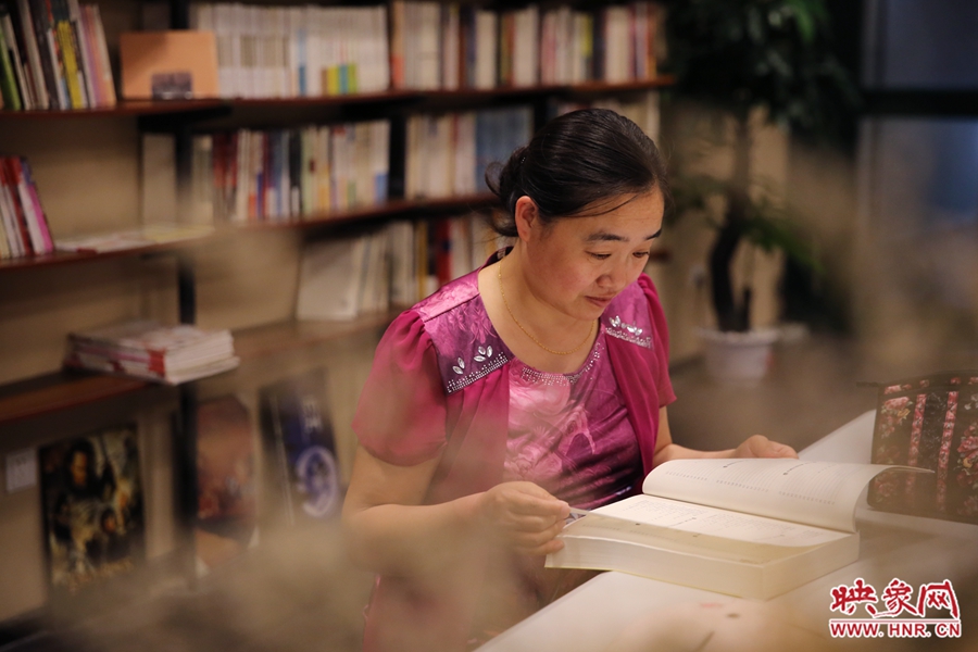 王艷、44歲，某醫(yī)院醫(yī)生：白天沒有時(shí)間，晚上帶小孩來這里培養(yǎng)她們的讀書習(xí)慣。