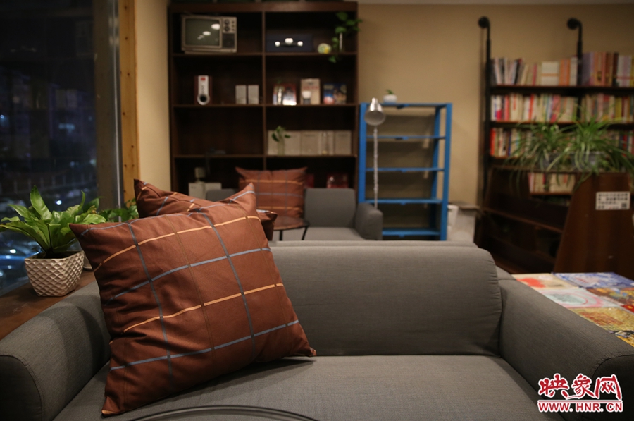 書店內(nèi)的布置非常溫馨，有種家里書屋的感覺。