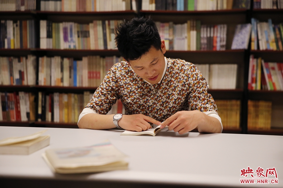 李恒，26歲，私營(yíng)業(yè)主：喜歡撫摸紙質(zhì)書的感覺。