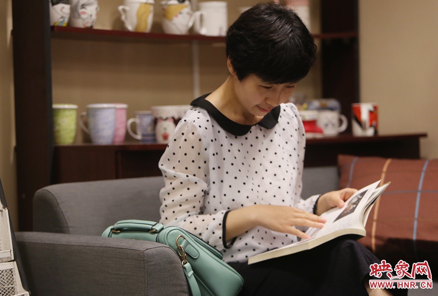 毛韶華，年齡保密，文字工作者：紙質(zhì)書是營(yíng)養(yǎng)餐，電子書是快餐。