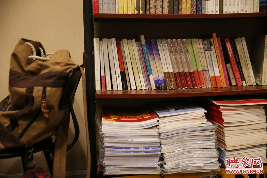 放下背包，捧起一本喜愛的書，生活的另一種方式。