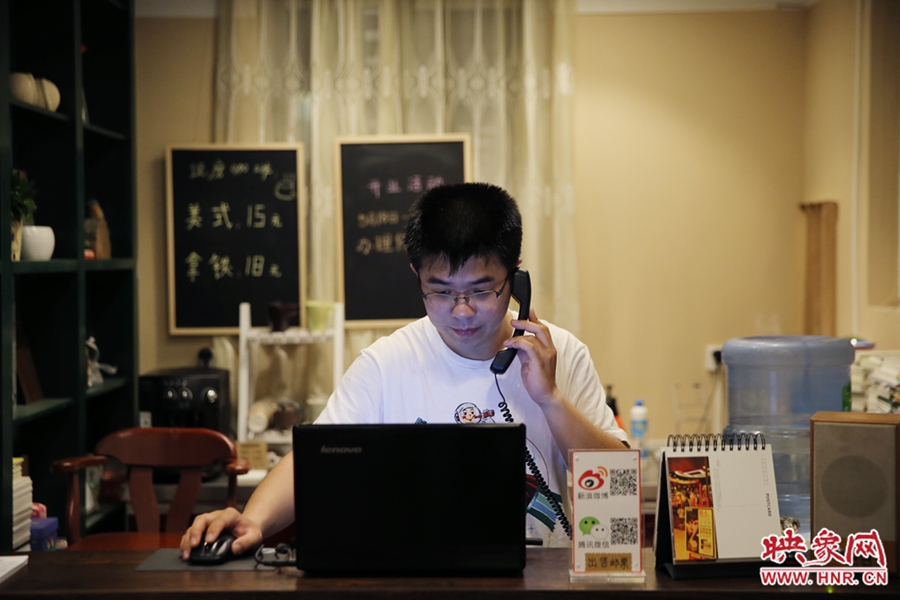 店長(zhǎng)小博，由于書店搬遷至此，經(jīng)常接詢問地址的電話。