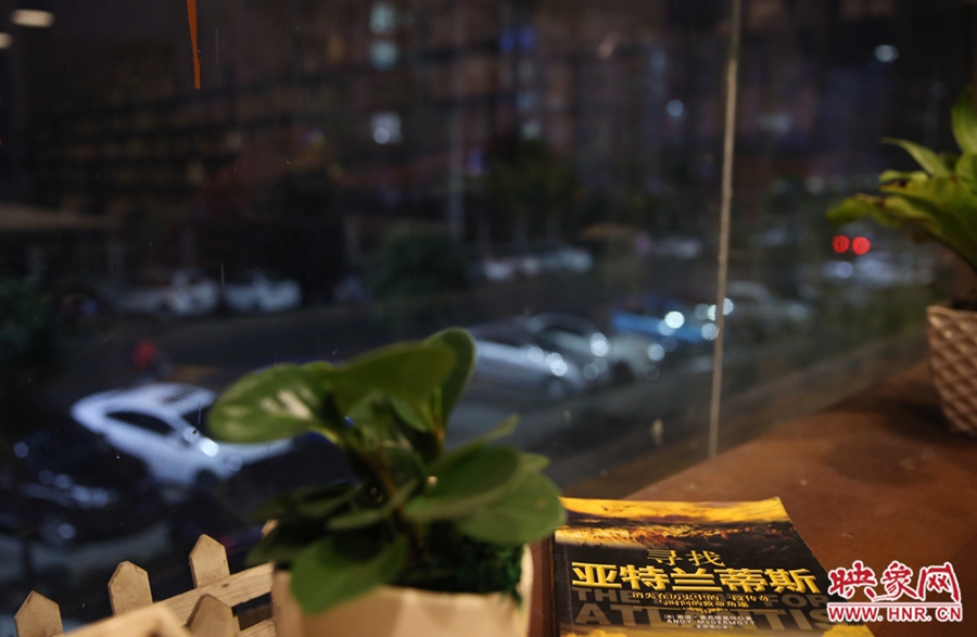 一扇窗，將喧鬧與寧?kù)o分割。