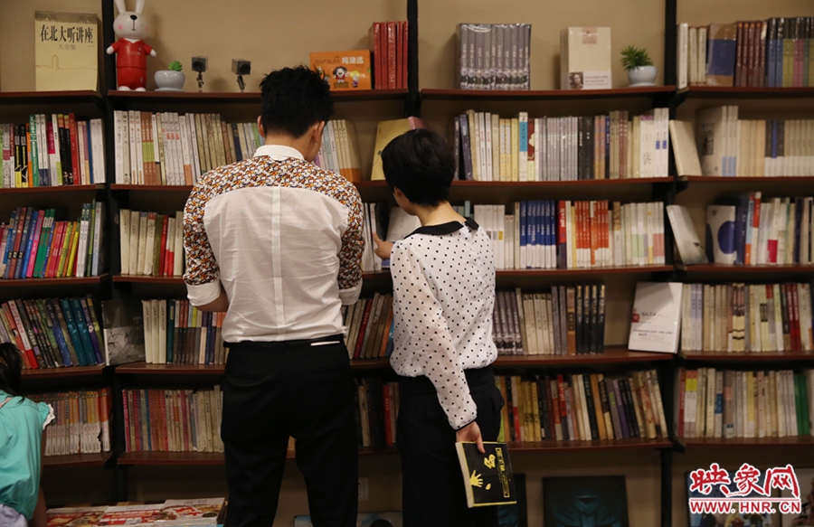 看書的人。