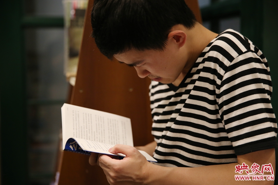 看書的人。