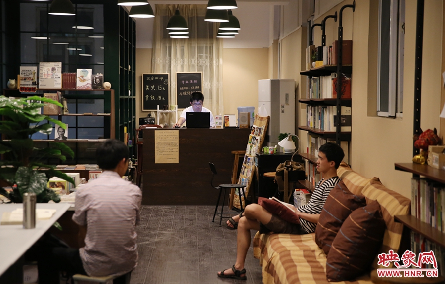 看書的人在相互交流。