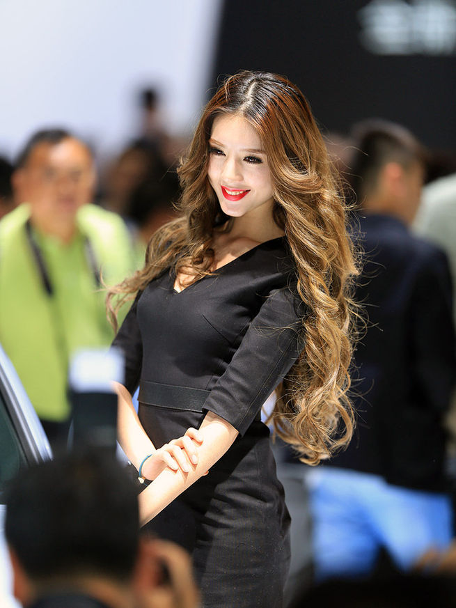 2014成都車展最美車模出爐 酥胸、長腿、美背