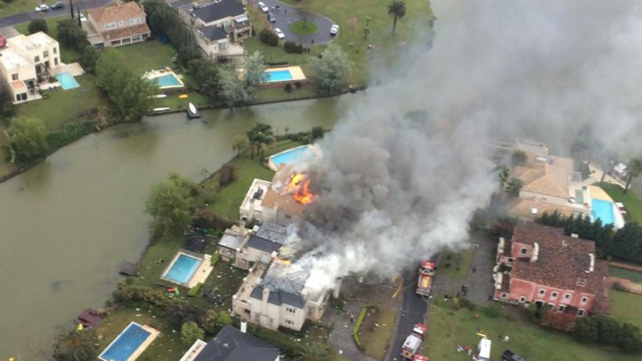 阿根廷一小飛機墜毀民宅 死者為航空公司前主席 阿根廷一小飛機墜毀民宅 死者為航空公司前主席