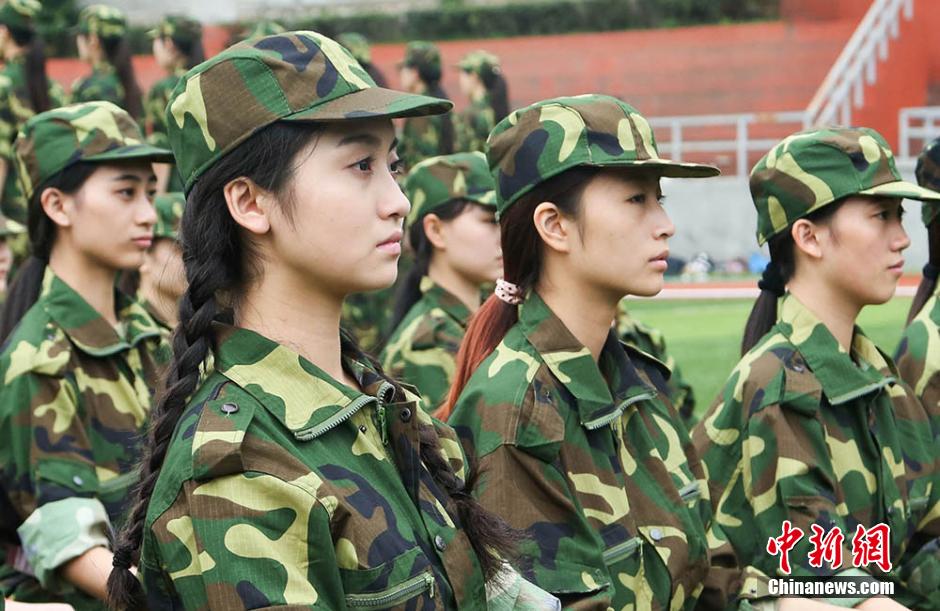 南京藝術(shù)學院新生軍訓(xùn) 靚妹子成排