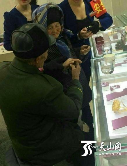 新疆拾荒老人為老伴買(mǎi)鉆戒 稱(chēng)想讓她開(kāi)心一下