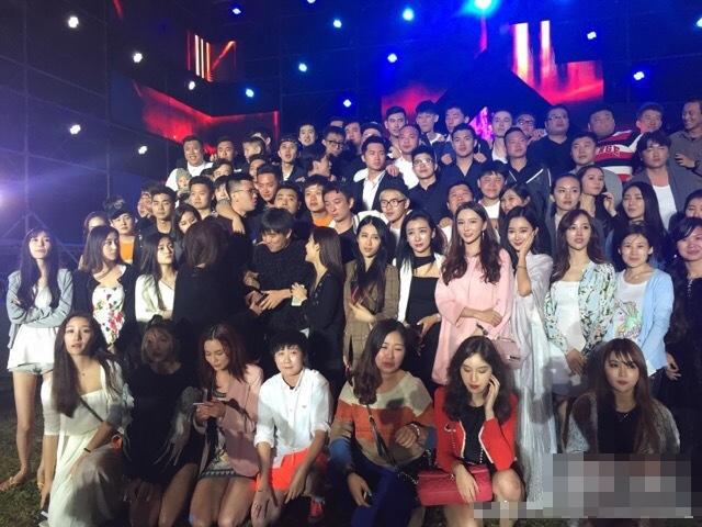 王思聰生日會(huì)美女如云 成堆手機(jī)電腦送來賓