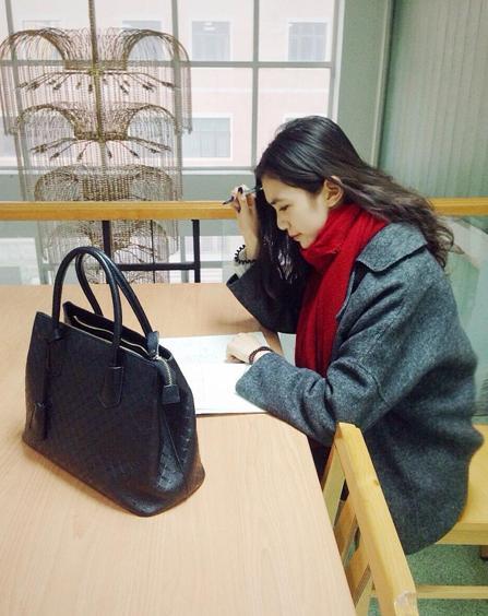 國戲?；ú排畬W(xué)霸 街拍秀修長美腿