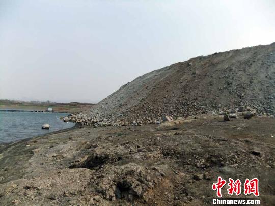 填湖造地，在鴨河水庫非法建設(shè)有越演越烈之勢。吳揚　攝