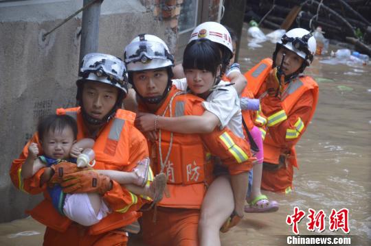圖為漳平消防大隊涉水轉(zhuǎn)移被困群眾。