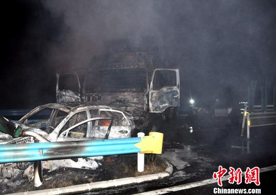 10月2日0時許，杭瑞高速貴州江口縣往銅仁市方向，距王家溝隧道出口200米處，發(fā)生一起三車追尾交通事