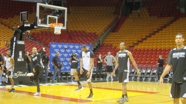 馬刺備戰(zhàn)對陣熱火的第一場總決賽比賽之前，麥蒂亮相訓(xùn)練場，受到媒體狂熱追捧，在馬刺球員中風頭最勁，他也