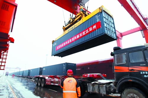 8日,帶回41集裝箱汽車原配件、動車高鐵鋼板、高檔飲料