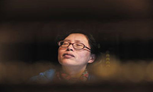 人們將醫(yī)療制度的憤懣情緒，寄托在這個(gè)走廊醫(yī)生身上，共同沉浸在受迫害的幻覺之中