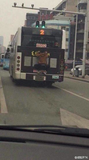 湖北宜昌一男子徒手扒車(chē)蹭公交