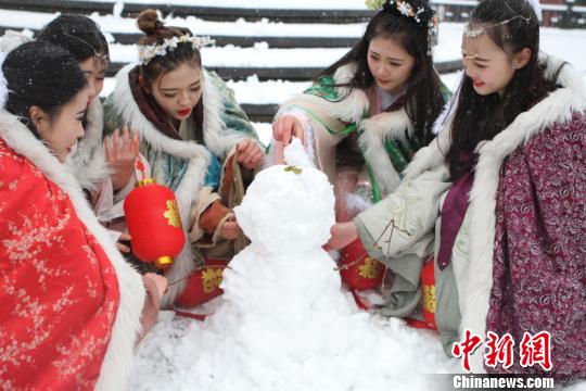 古裝美女雪中斗艷穿越古今玩“打雪仗、堆雪人”